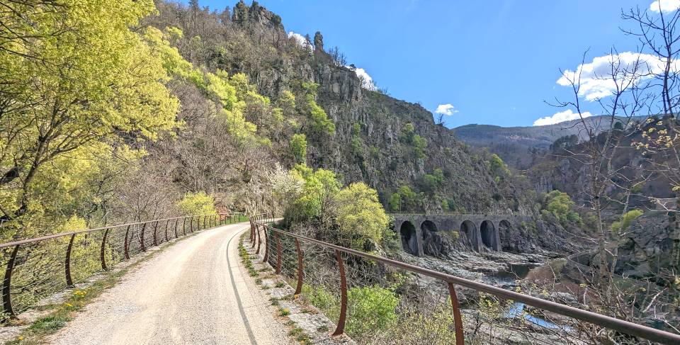 Vue sur la voie verte de la Dolce Via en Ardèche qui s'étire sur l'ancienne voie ferrée perchée au dessus de la rivière de l'Eyrieux