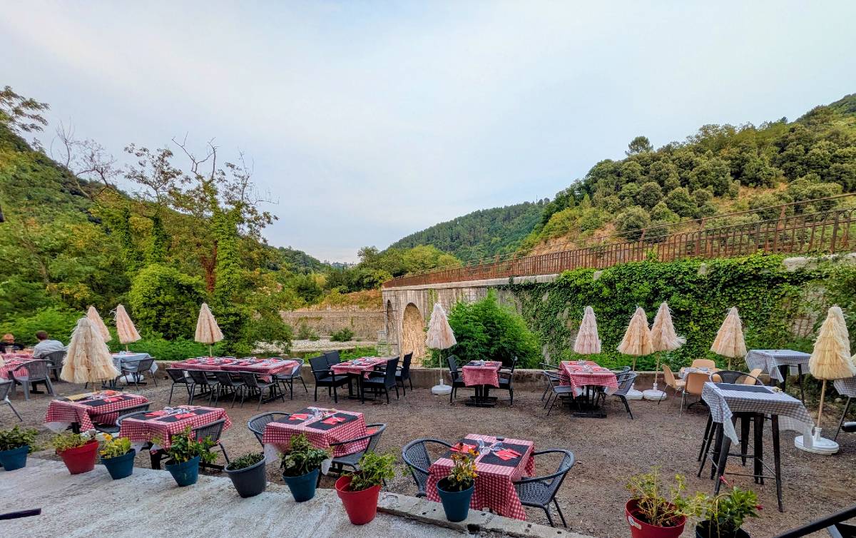 La terrasse de la Guinguette et la voie verte Via Ardèche