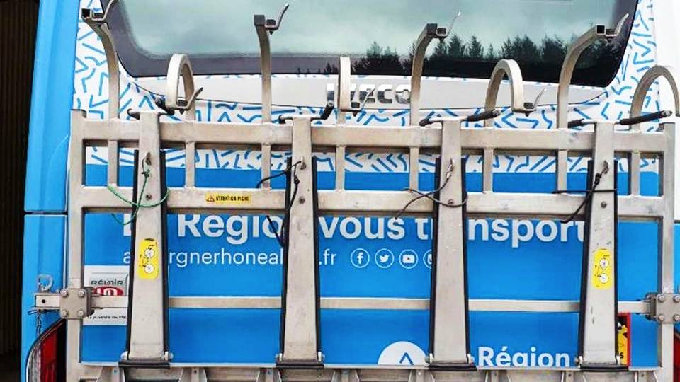 Bus de la région Auvergne-Rhône-Alpes avec un porte-vélo arrière