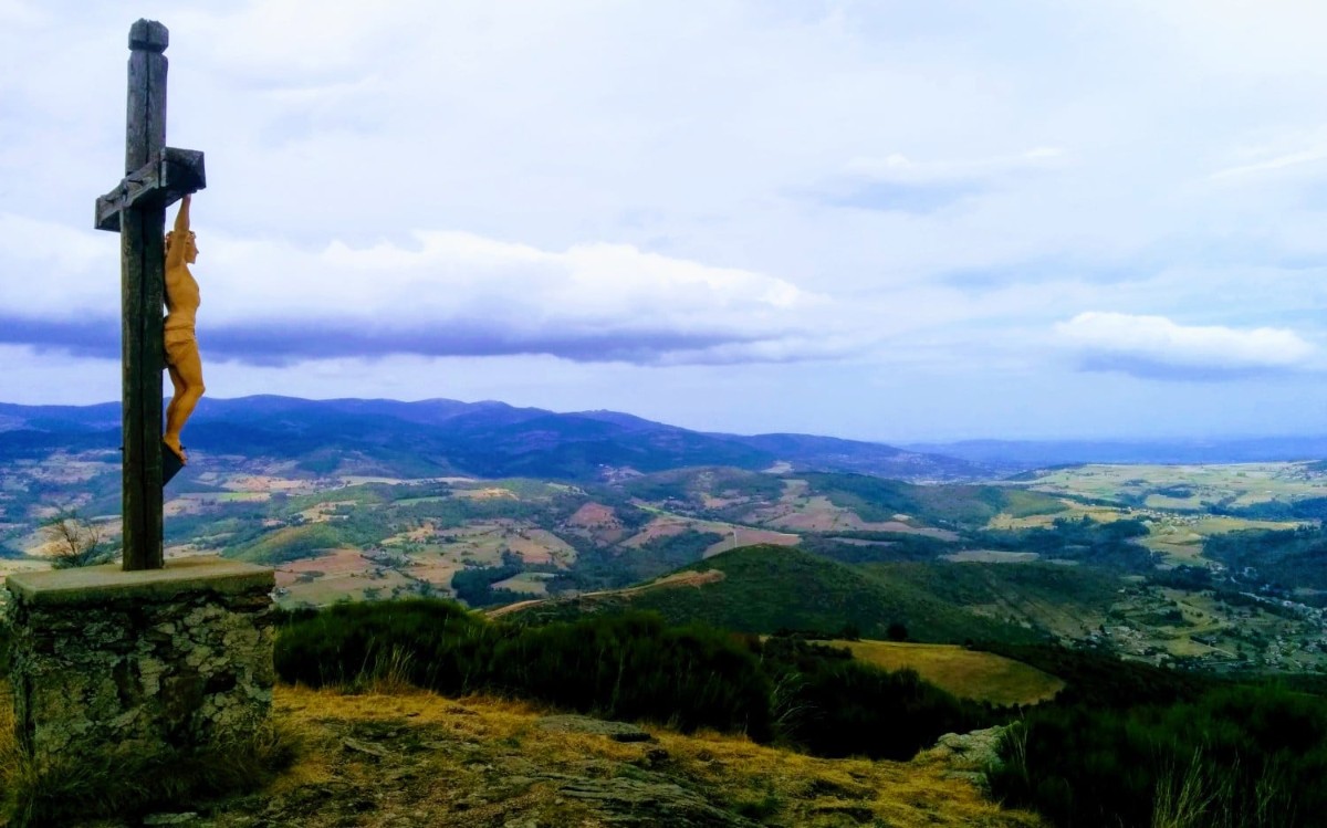 The cross with Jesus against a mountain backdrop between Pilat and Vivarais