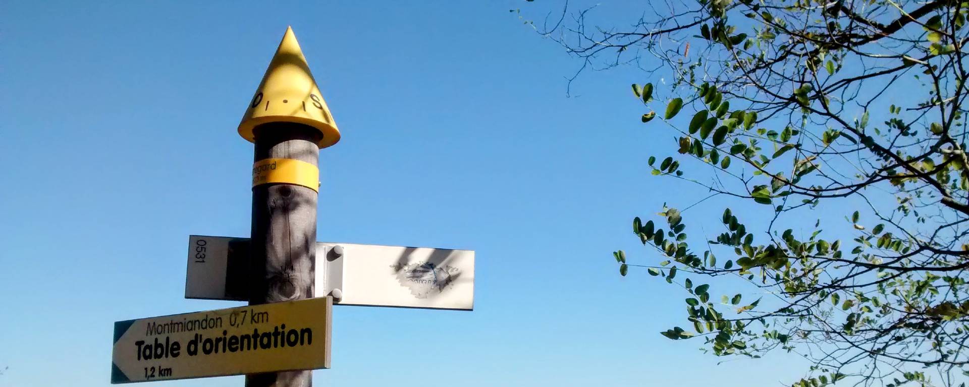 Panneau d'information sur les randonnées autour du Montmiandon à Annonay en Ardèche