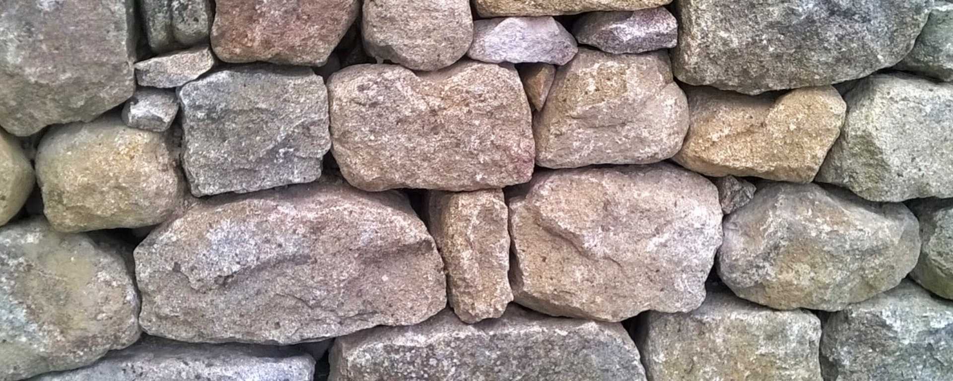 Mur en pierre sèche en Ardèche, vue zoomé sur un détail de mur