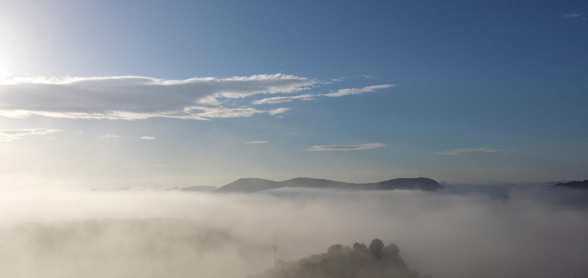 Morning mist and chimney smoke in the Ardèche / Photo Fiaschi