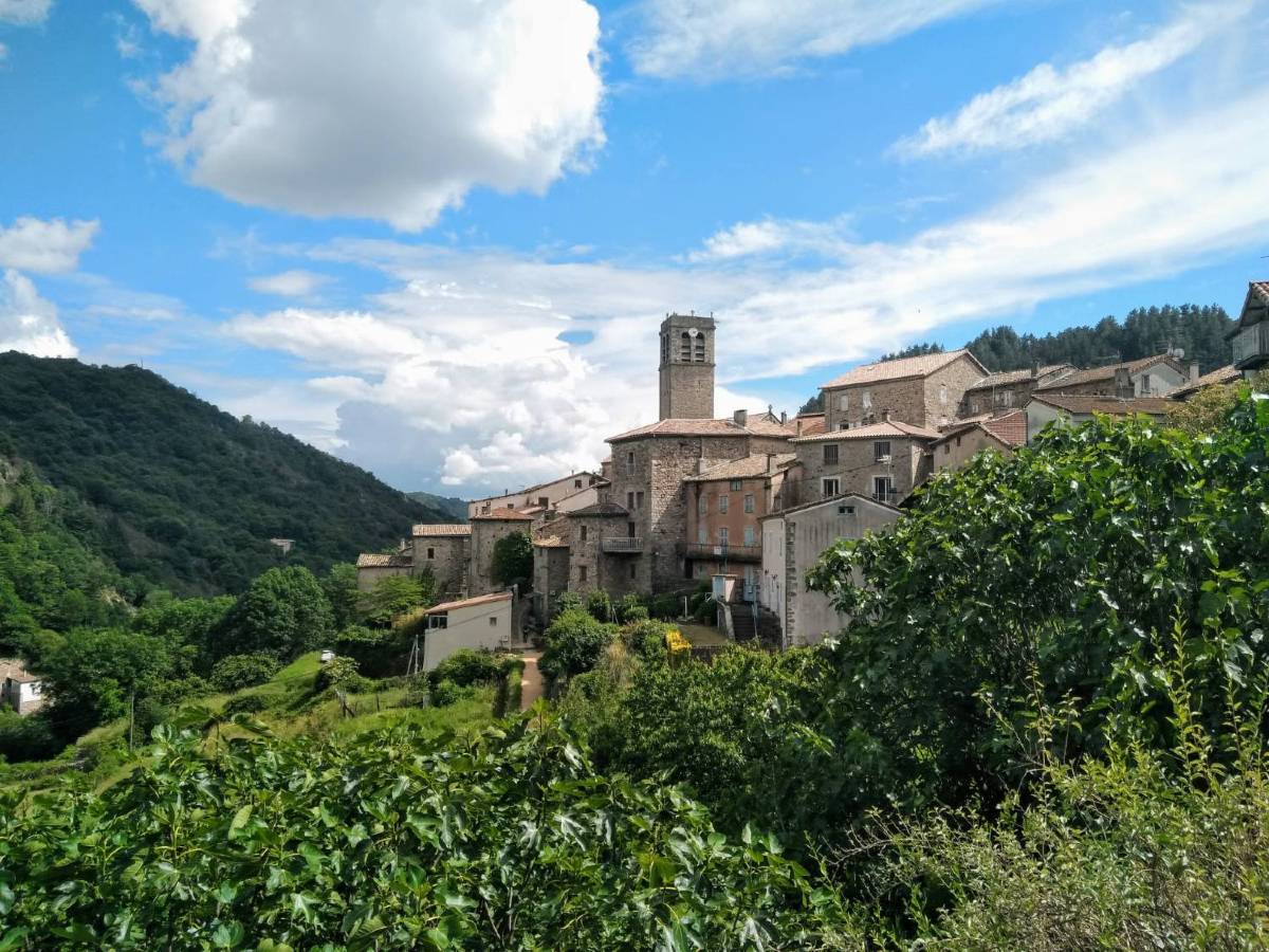 Village d'Antraigues dans la vallée de la Volane en Ardèche