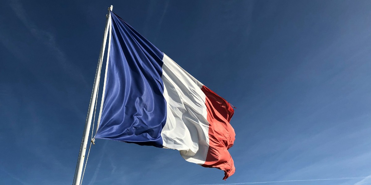 La loi en France symbolisé par un drapeau nationale qui flotte dans le ciel / photo Anthony Choren